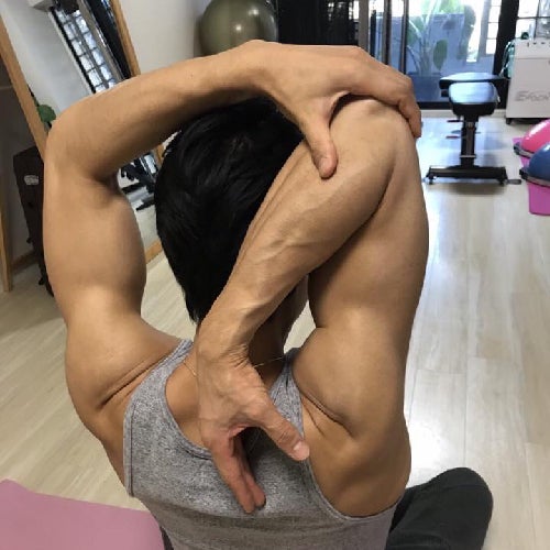 肩を上に上げるストレッチ