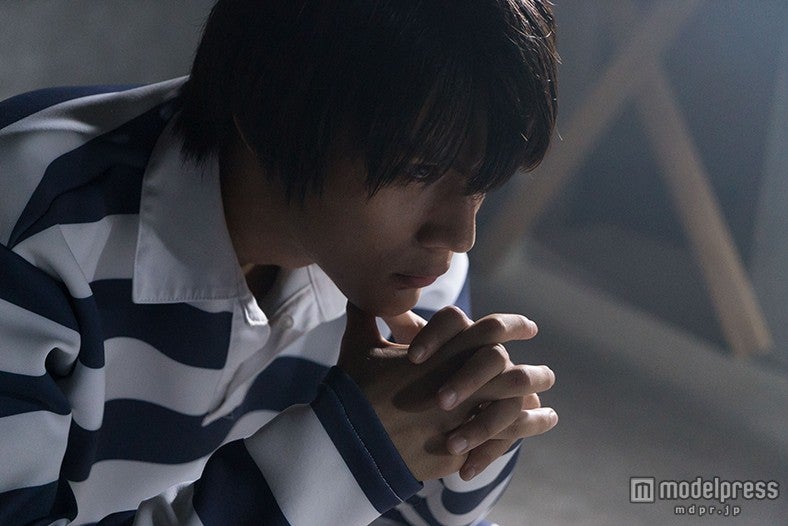 緊迫した表情は原作に忠実に（c）2015 平本アキラ・講談社／「監獄学園」製作委員会・MBS
