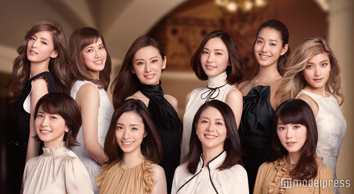 10名の美女が揃い踏み(前列左から)森高千里、上戸彩、小泉今日子、桐谷美玲(後列左から)藤井萩花、藤井夏恋、北川景子、新垣結衣、すみれ、ローラ