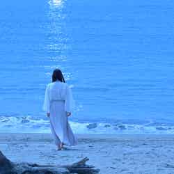 満月の夜に、海へと向かう海音（石原さとみ）（C）日本テレビ
