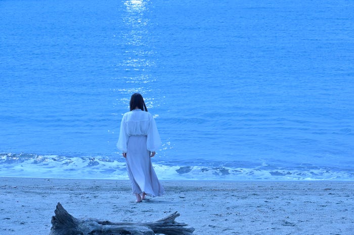 満月の夜に、海へと向かう海音(石原さとみ)(C)日本テレビ