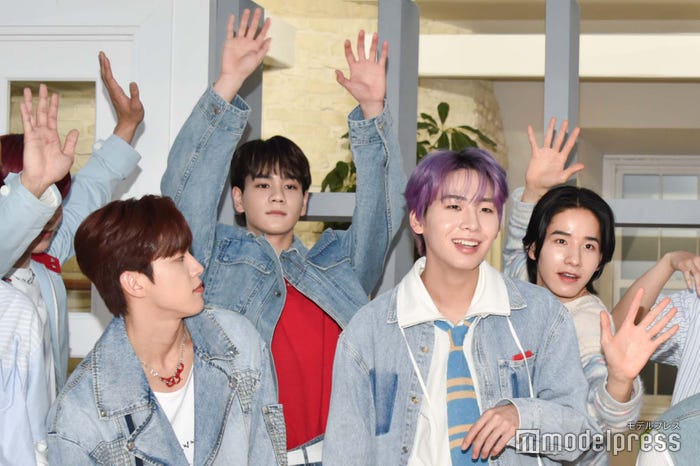 カメラマンに「大きいポーズを」とリクエストされ動きを真似する豆原一成、佐藤景瑚 (C)モデルプレス