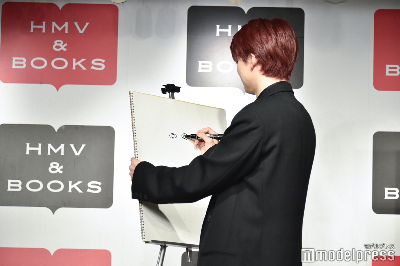 目から描き始める（C）モデルプレス