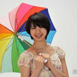 謎のアイドル“如月クミ”役の山下リオ