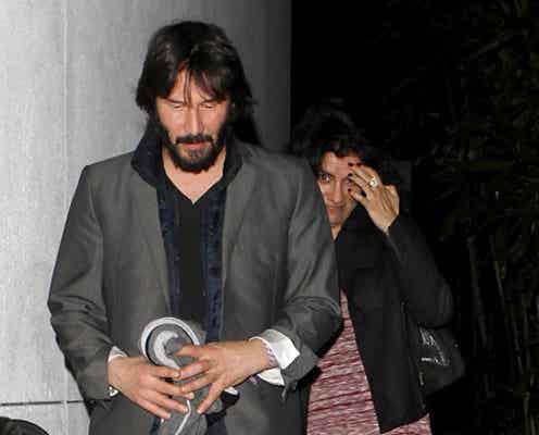 キアヌ・リーブス、謎の女性とデート!?