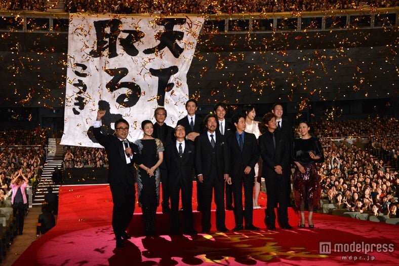 （前列左から）三谷幸喜監督、鈴木京香、小日向文世、役所広司、大泉洋、佐藤浩市、中谷美紀（後列左から）寺島進、伊勢谷友介、妻夫木聡、剛力彩芽、坂東巳之助