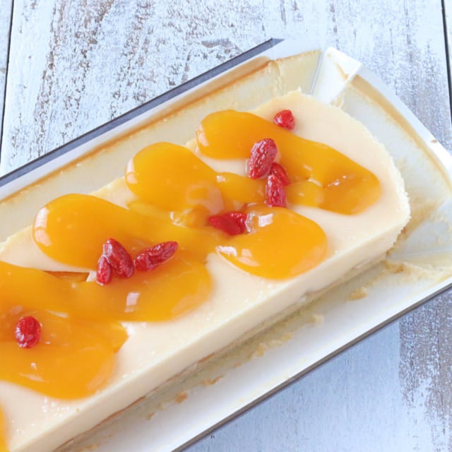 成城石井マンゴーとゴジベリーの杏仁チーズケーキの箱を開いたところ