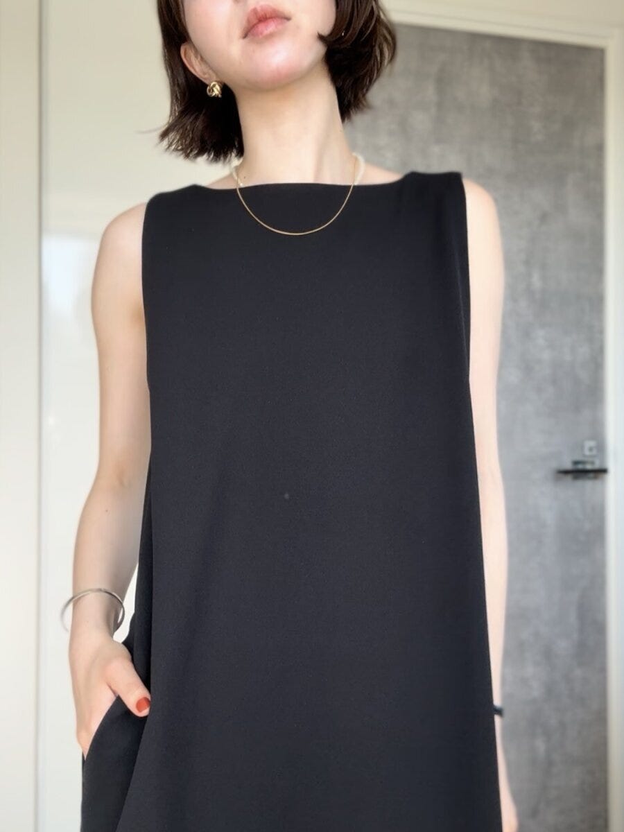 ユニクロクレープジャージーワンピースノースリーブ　ボートネック部分