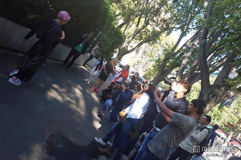 スナップ撮影に引っ張りだこ（画像：所属事務所提供）