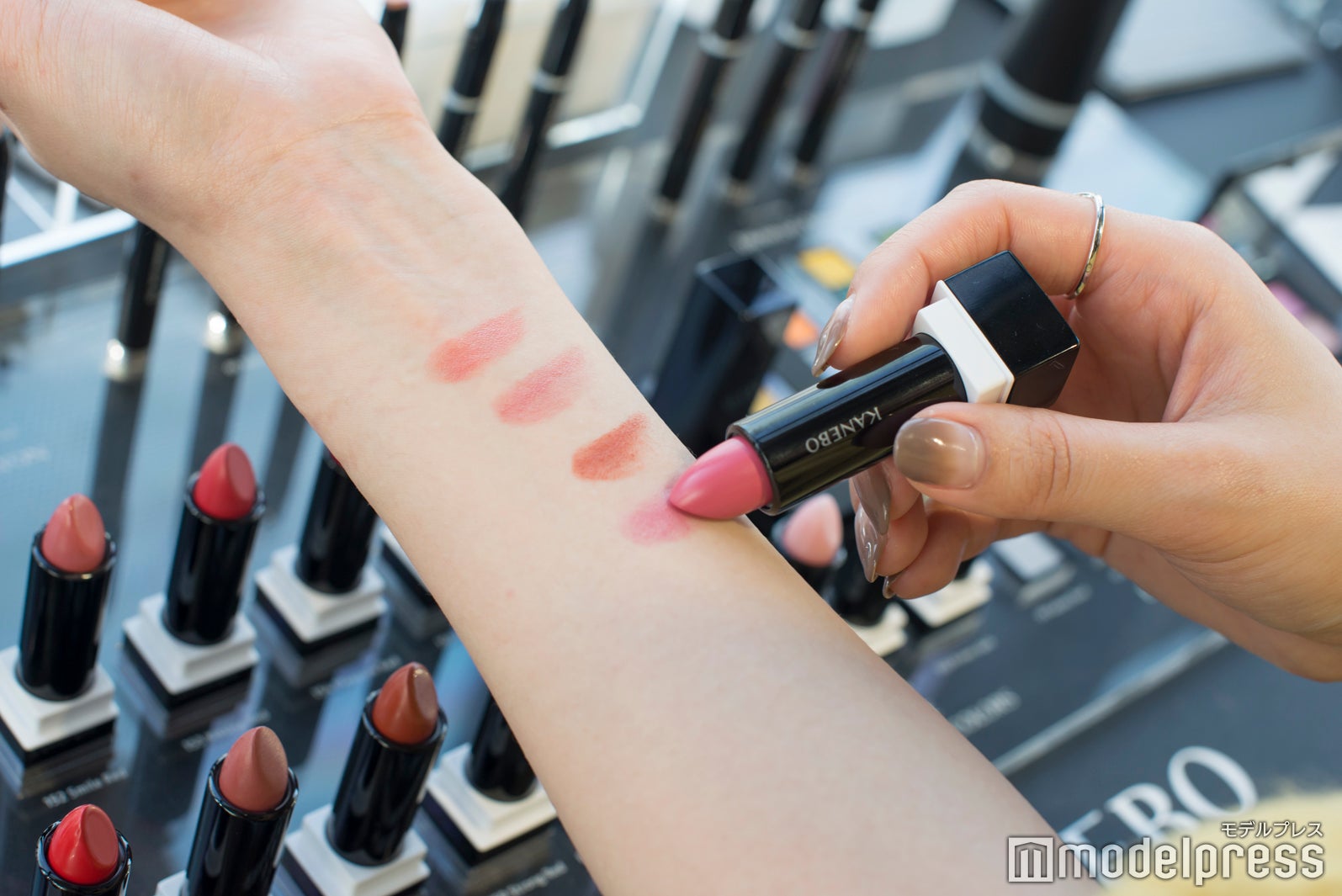 限定2色を含む全20色を自由にお試し（C）モデルプレス