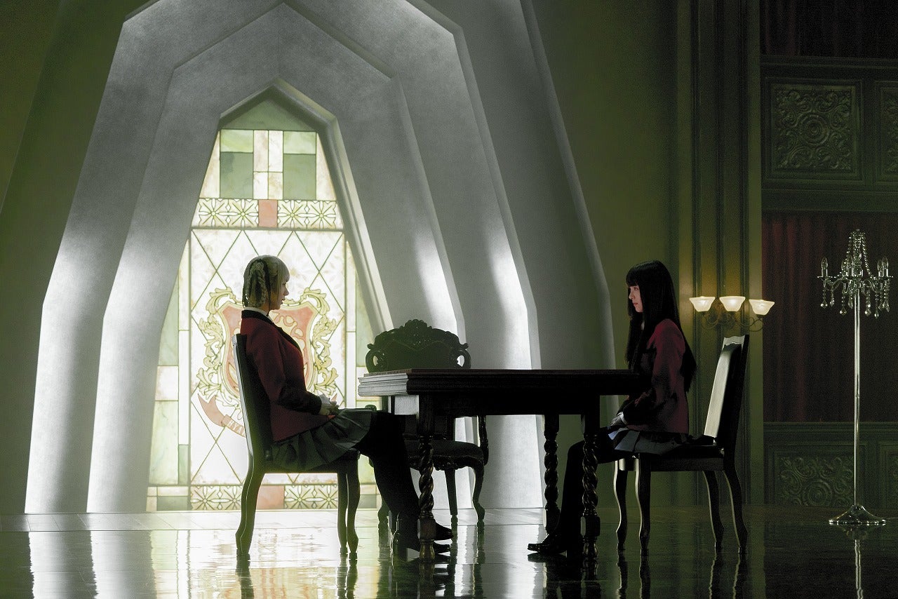 池田エライザ、浜辺美波（C）2019 河本ほむら・尚村透／SQUARE ENIX・ドラマ「賭ケグルイ2」製作委員会 ・MBS