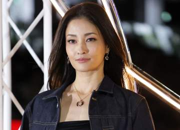 振り返ったらスゴかった！黒木メイサ 街中歩く動画の背中が大きく三角開放…なのに上品綺麗見え 人気スタイリストの注目ブランドだった