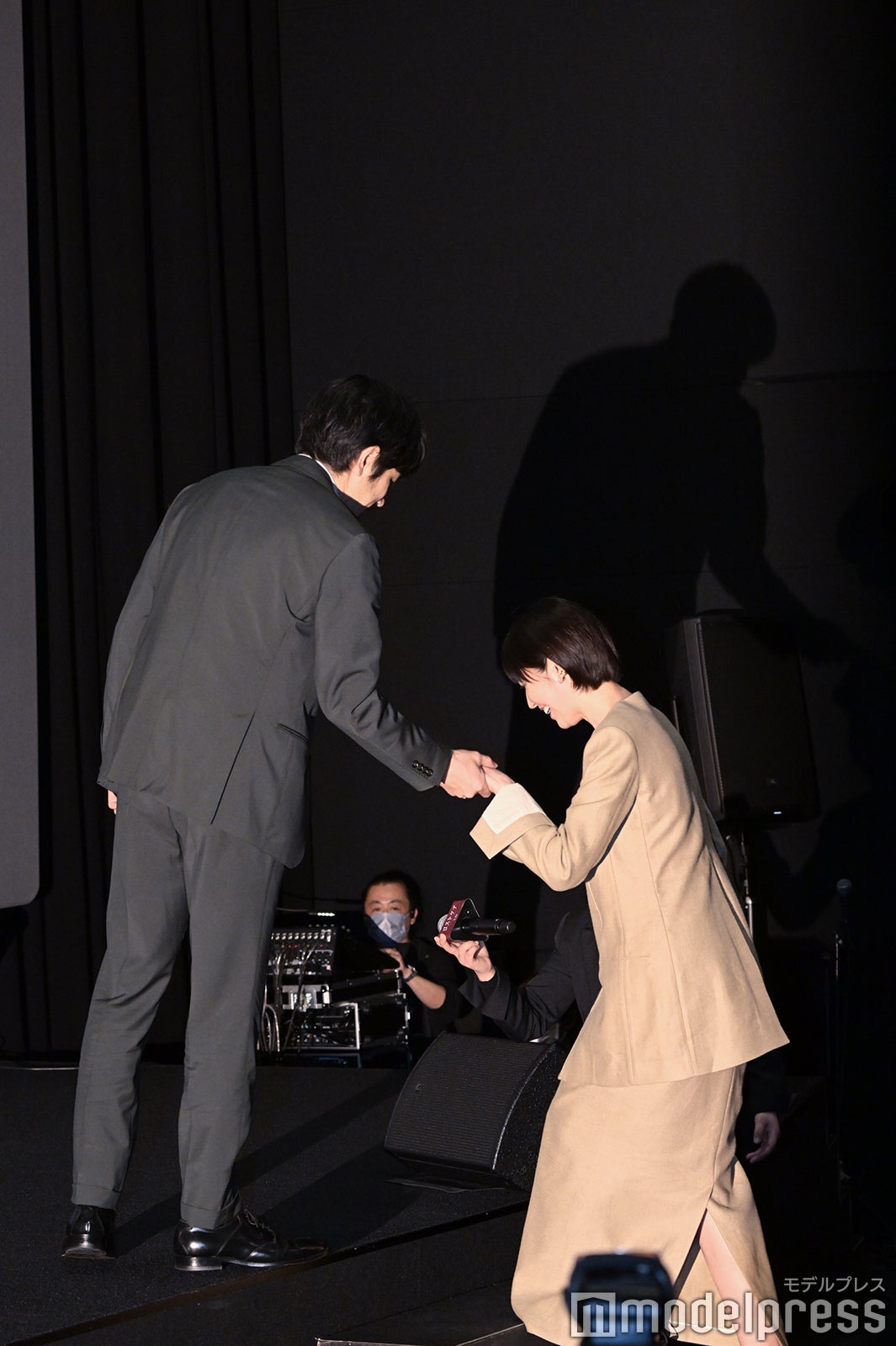 長澤まさみをエスコートする松山ケンイチ（C）モデルプレス