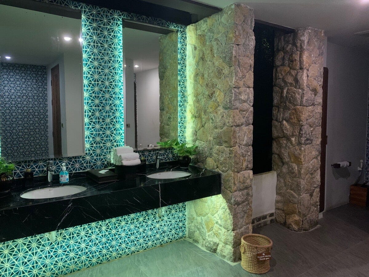 洗面台の様子。内装にこだわりが感じられる