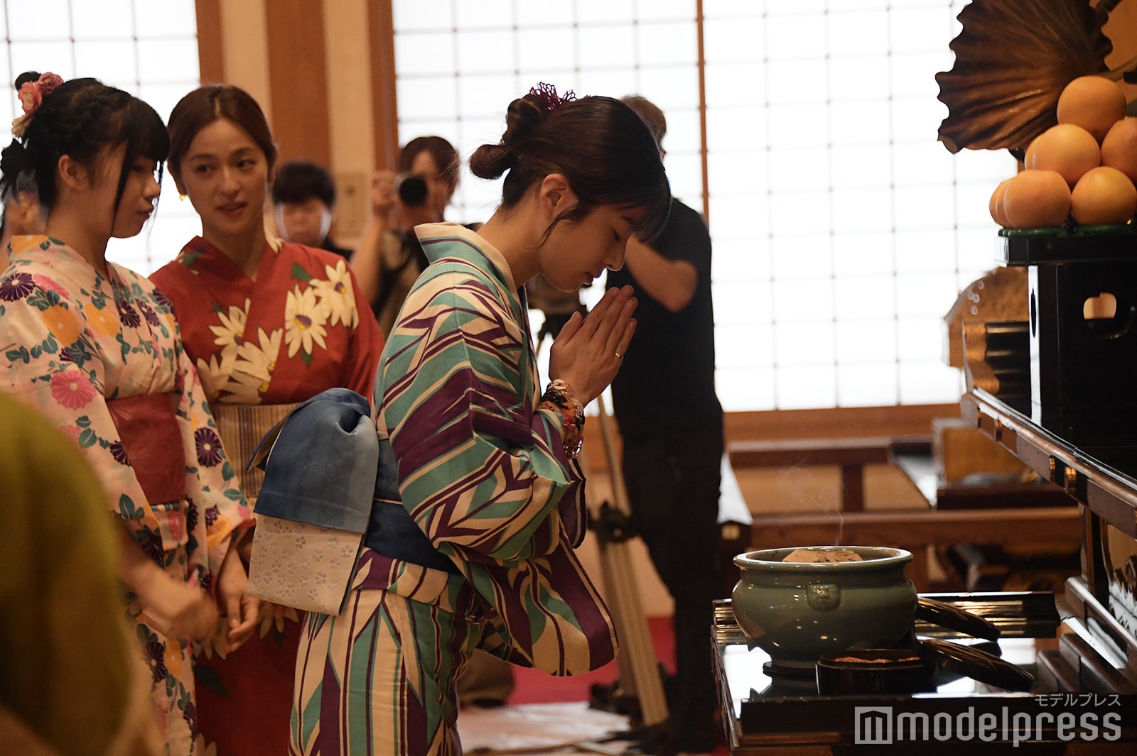 お焼香をするさとうほなみ（C）モデルプレス