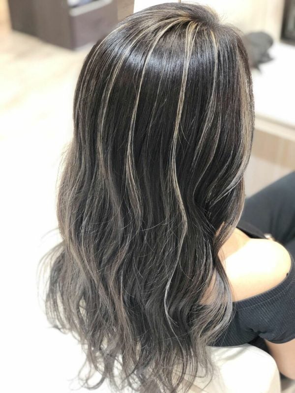 暗髪 ハイライトのおしゃれな組み合わせって 透明感たっぷりの大人ヘアカラー モデルプレス 暗髪 ハイライトのおしゃれな組み合わせって 透明感たっぷりの大人ヘアカラー モデルプレス