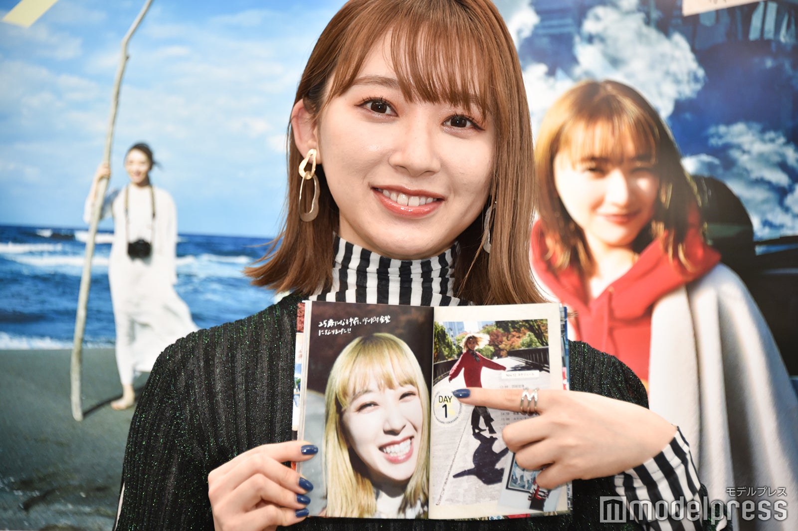 お気に入りカットを見せてくれた佐藤詩織（C）モデルプレス