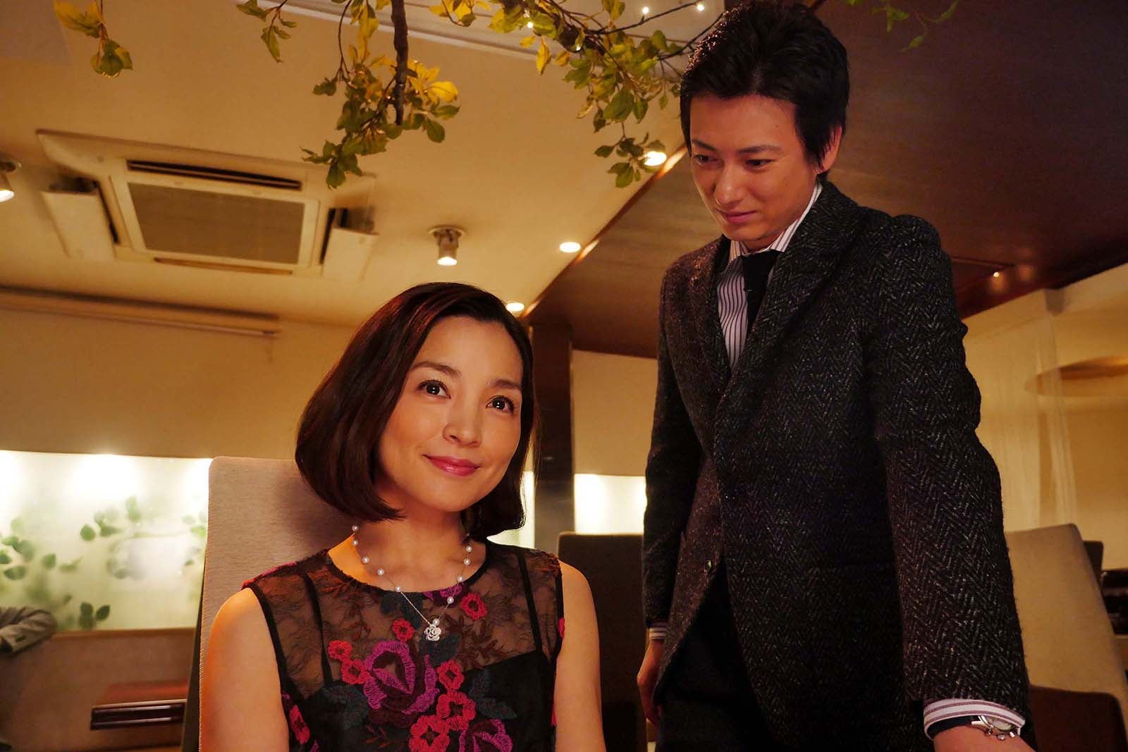 （左から）国仲涼子、忍成修吾（C）フジテレビ