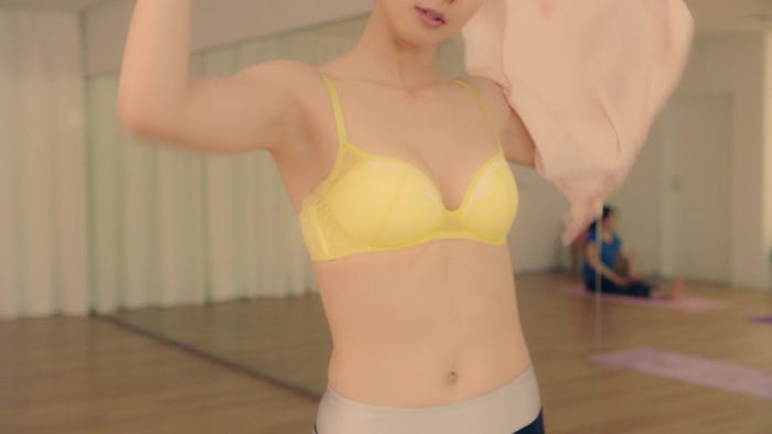 朝比奈彩/WEB動画「そのブラは、私の一日をしばらない」より(提供写真)