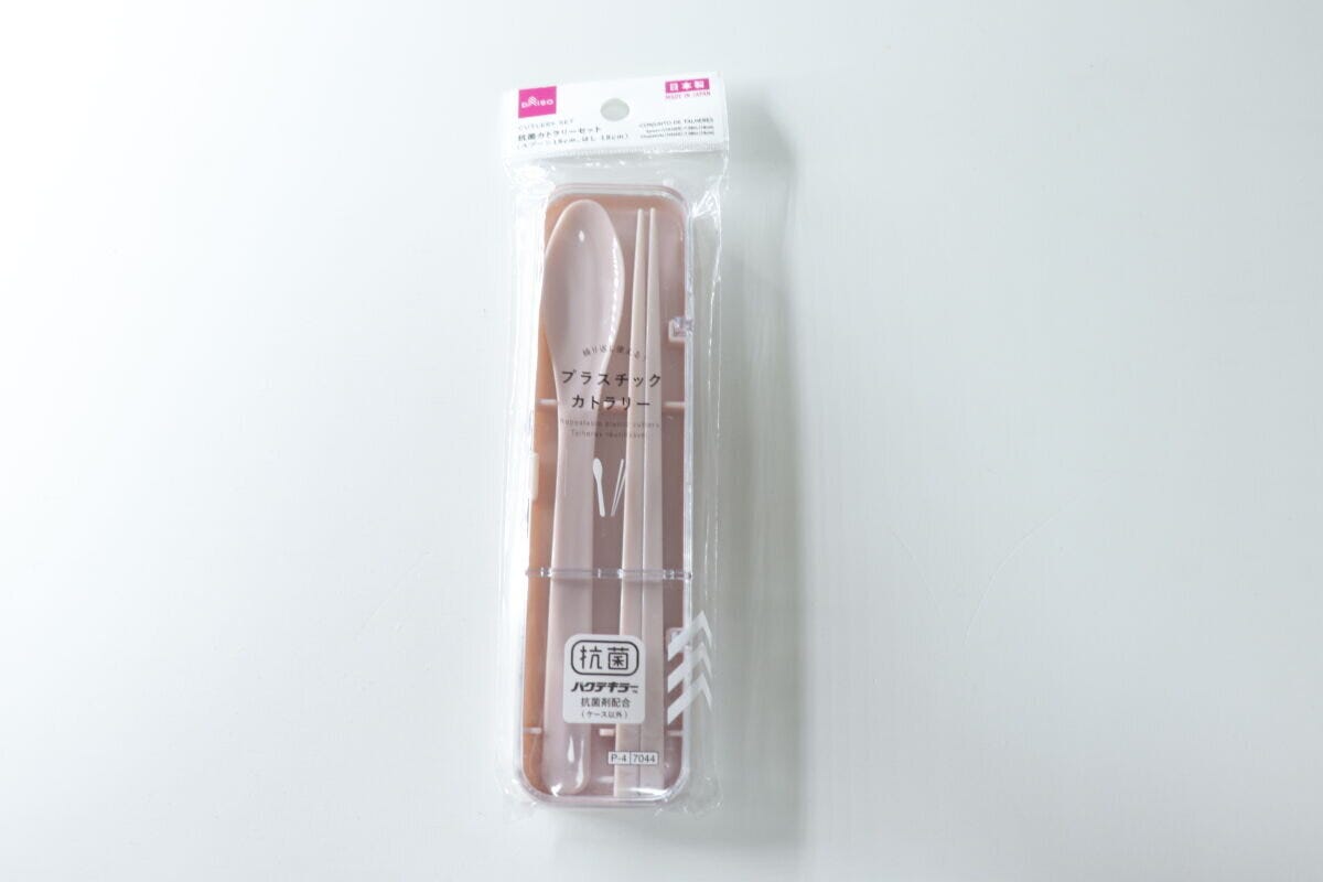 パッケージに入ったピンク色の抗菌カトラリーセットを上から撮影