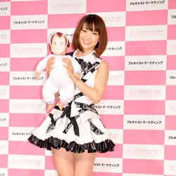 赤ちゃんを抱くAKB48大島優子