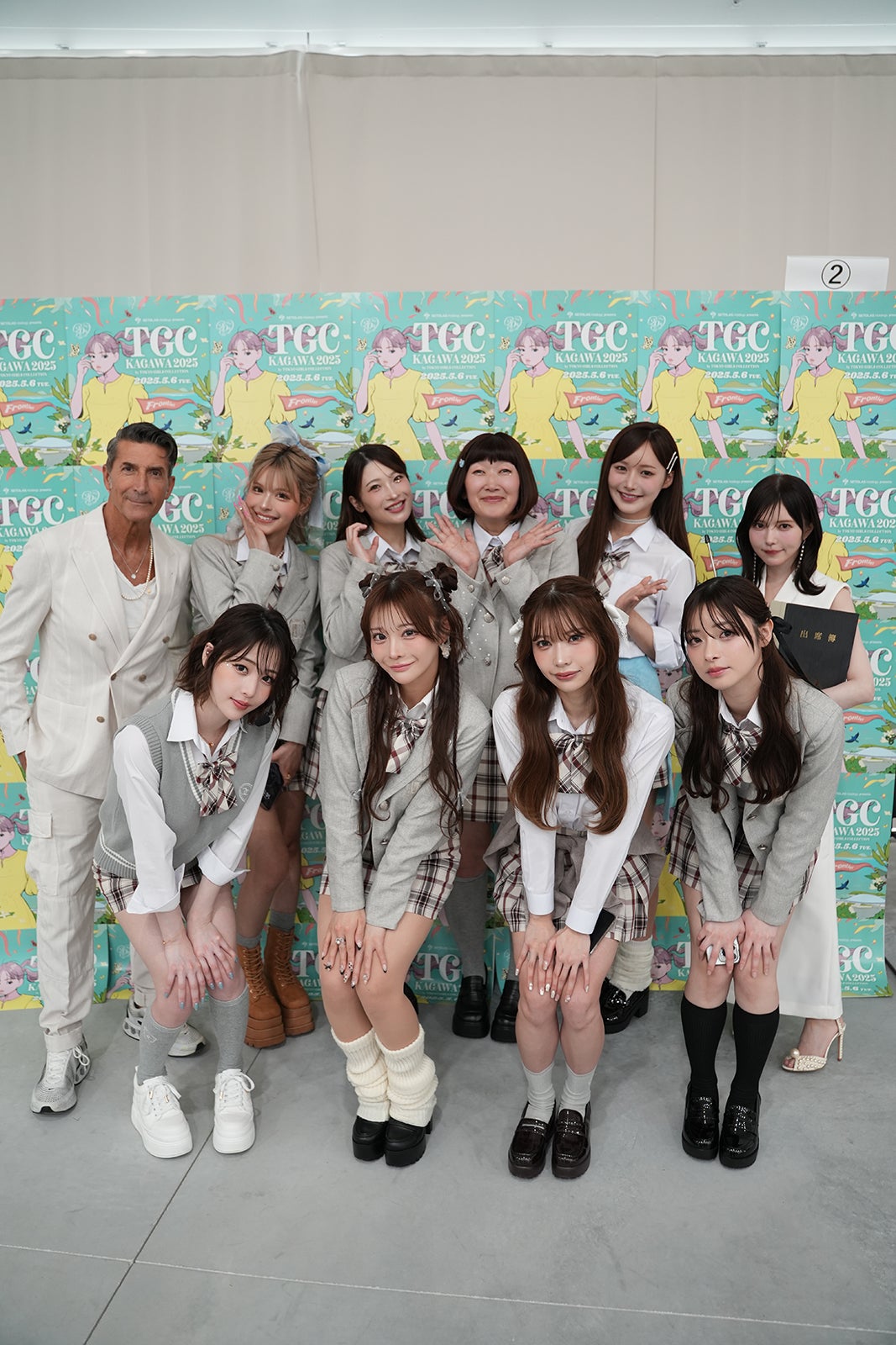 （後列左から）パンツェッタ・ジローラモ、今井アンジェリカ、二瓶有加、川村エミコ、きほ、益若つばさ（前列左から）RIKO、FUKA、ASUKA、TSUKASA（提供写真）