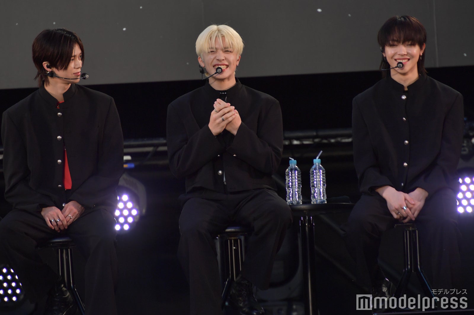 英語で話すMAKIを見守るKとNICHOLAS／K、MAKI、NICHOLAS／&TEAM（C）モデルプレス