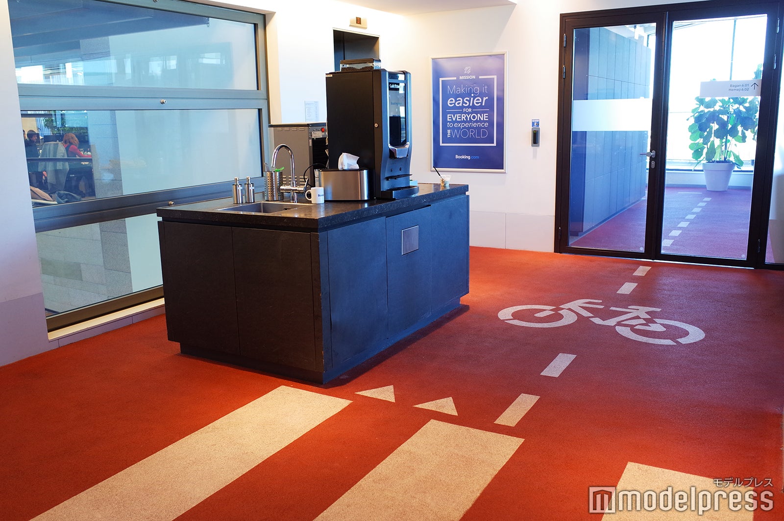 自転車利用者の多いアムステルダムの地域特性を取り入れた遊び心のあるデザイン（C）モデルプレス