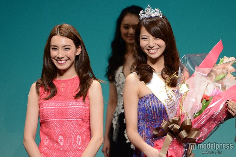 2013ミス・アース・ジャパンの堀川優（左）、2014ミス・アース・ジャパンの永田怜奈（右）