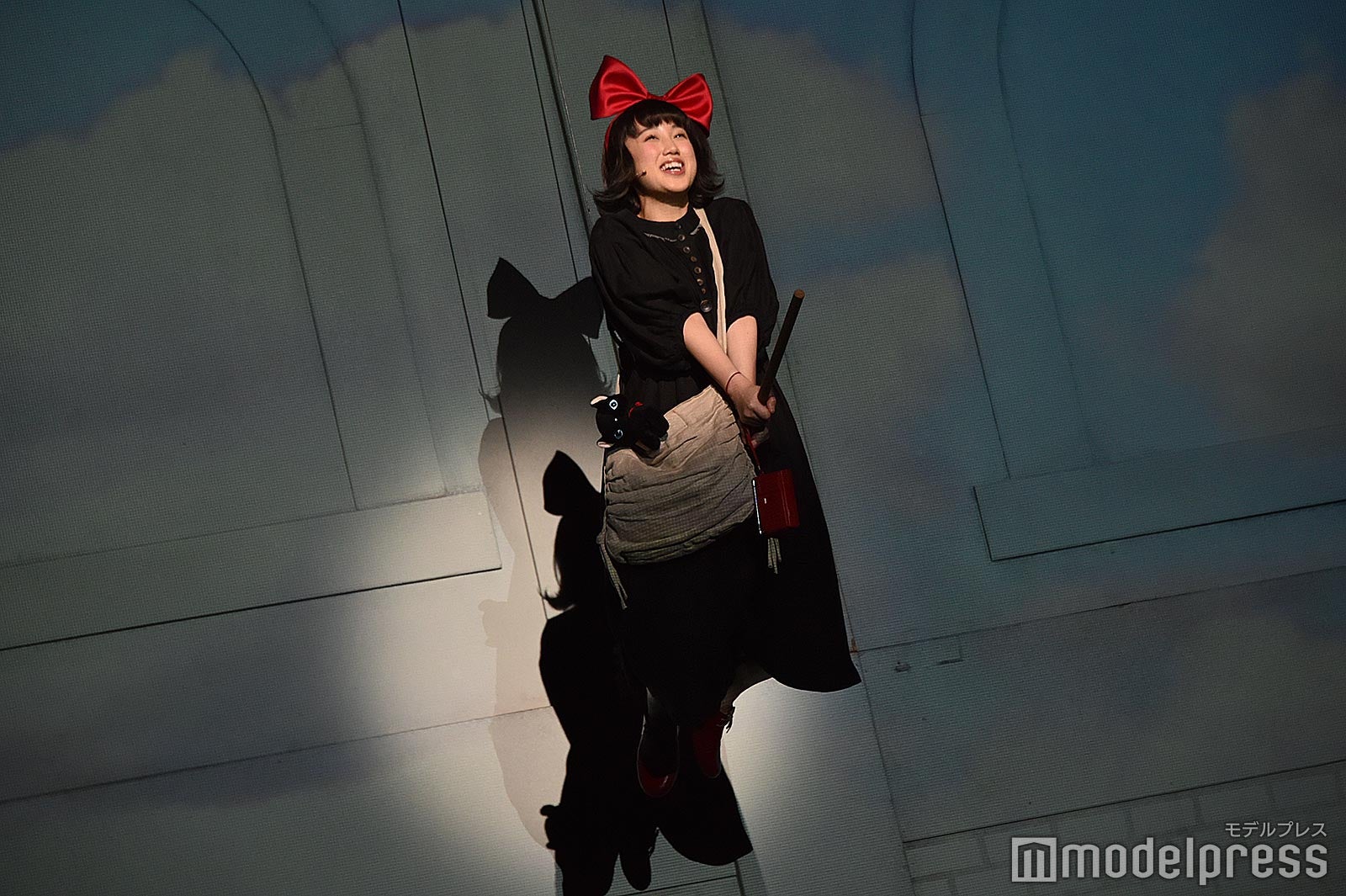 華麗なフライングを披露した山戸穂乃葉／ミュージカル「魔女の宅急便」公開ゲネプロより（C）モデルプレス