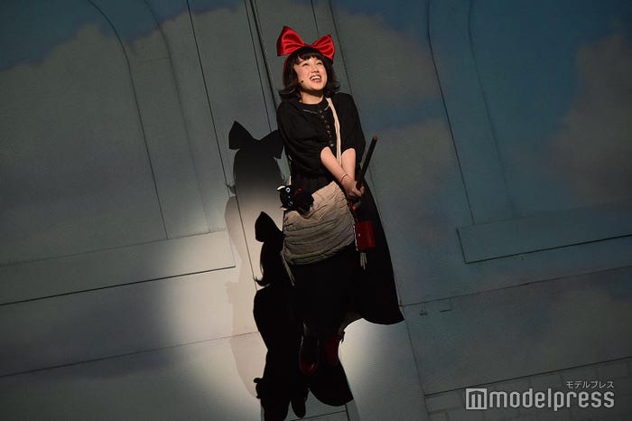 華麗なフライングを披露した山戸穂乃葉/ミュージカル「魔女の宅急便」公開ゲネプロより(C)モデルプレス