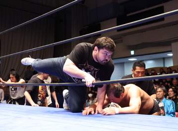 騒然！出場予定ないウルフアロンが突然乱入→藤波辰爾を救出 6.14再戦の成田蓮を一掃「必ずベルト取り返す」72歳藤波も雪辱期待「ぶっ潰して」