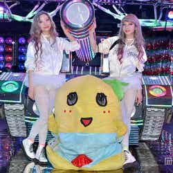 ニューシングルリリースイベントに登場したAMIAYA(左から:AYA、AMI)とふなっしー