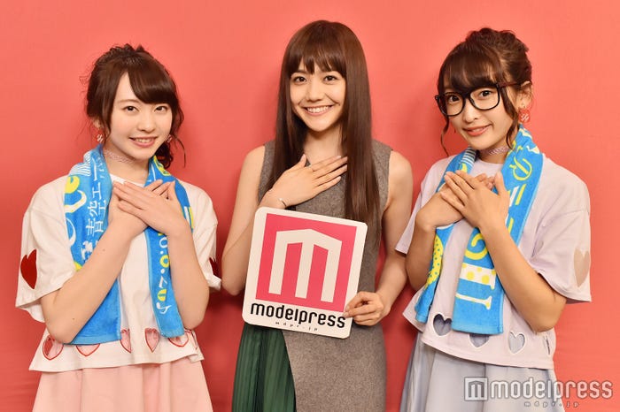 同年代トークで盛り上がる松井さんとまこみなさん!ラブリーな振り付けがお似合いでした/松井愛莉 with まこみな(C)モデルプレス