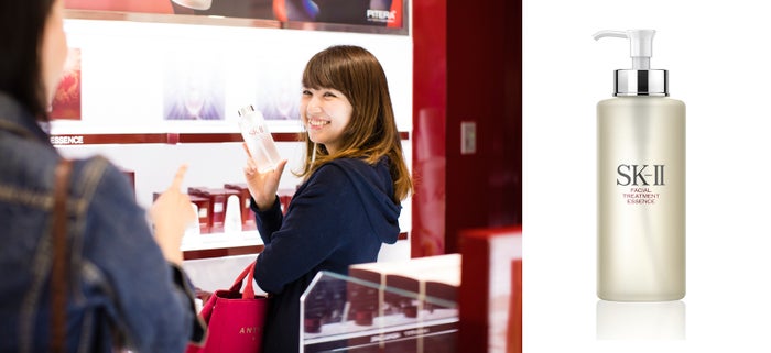 SK-II/フェイシャル トリートメント エッセンス75ml・7,400円~/(写真右)画像提供:SK-II/モデル:比留川良子、百済友希