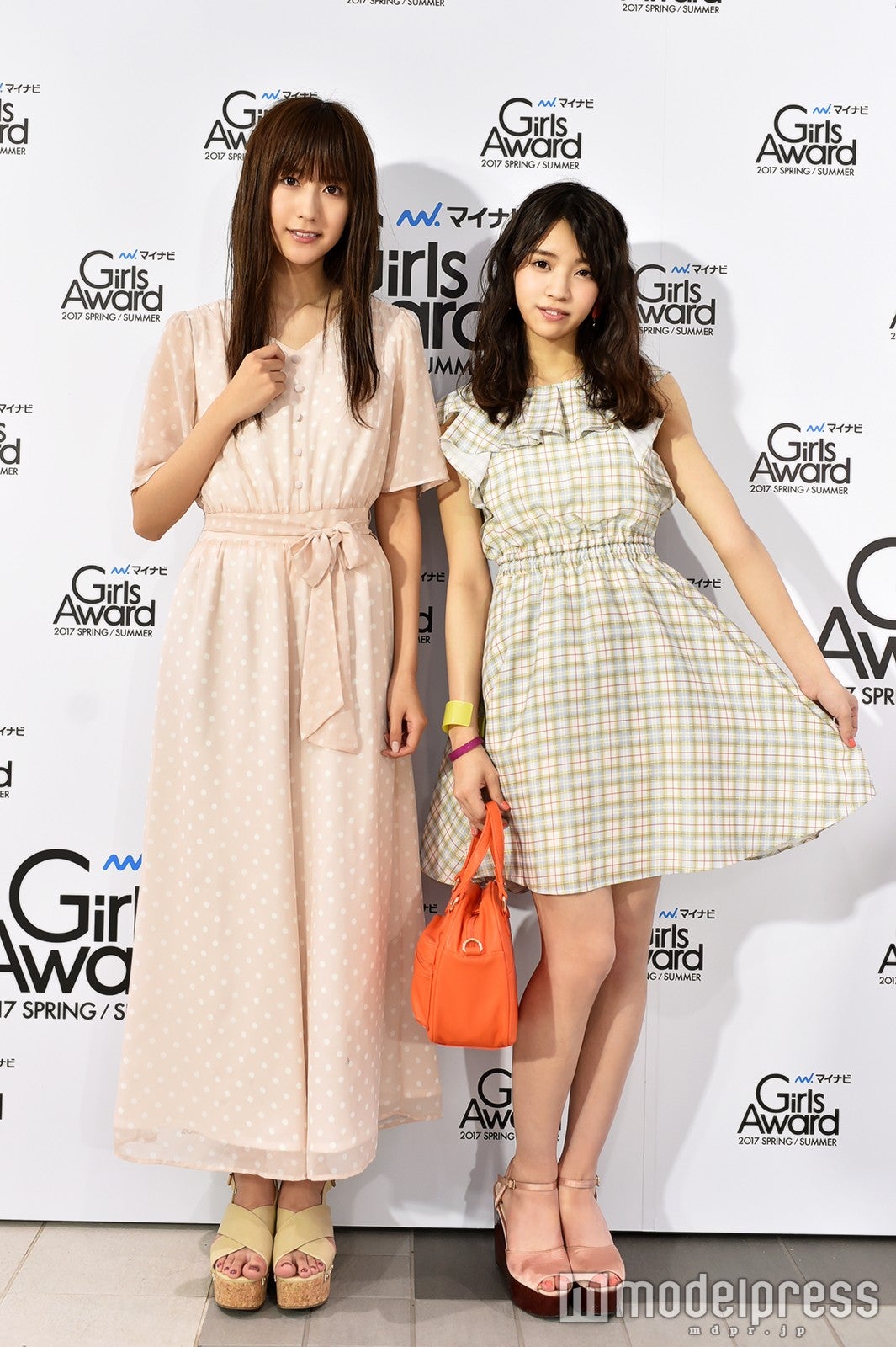 小林由依（右）土生瑞穂（左）／（C）モデルプレス