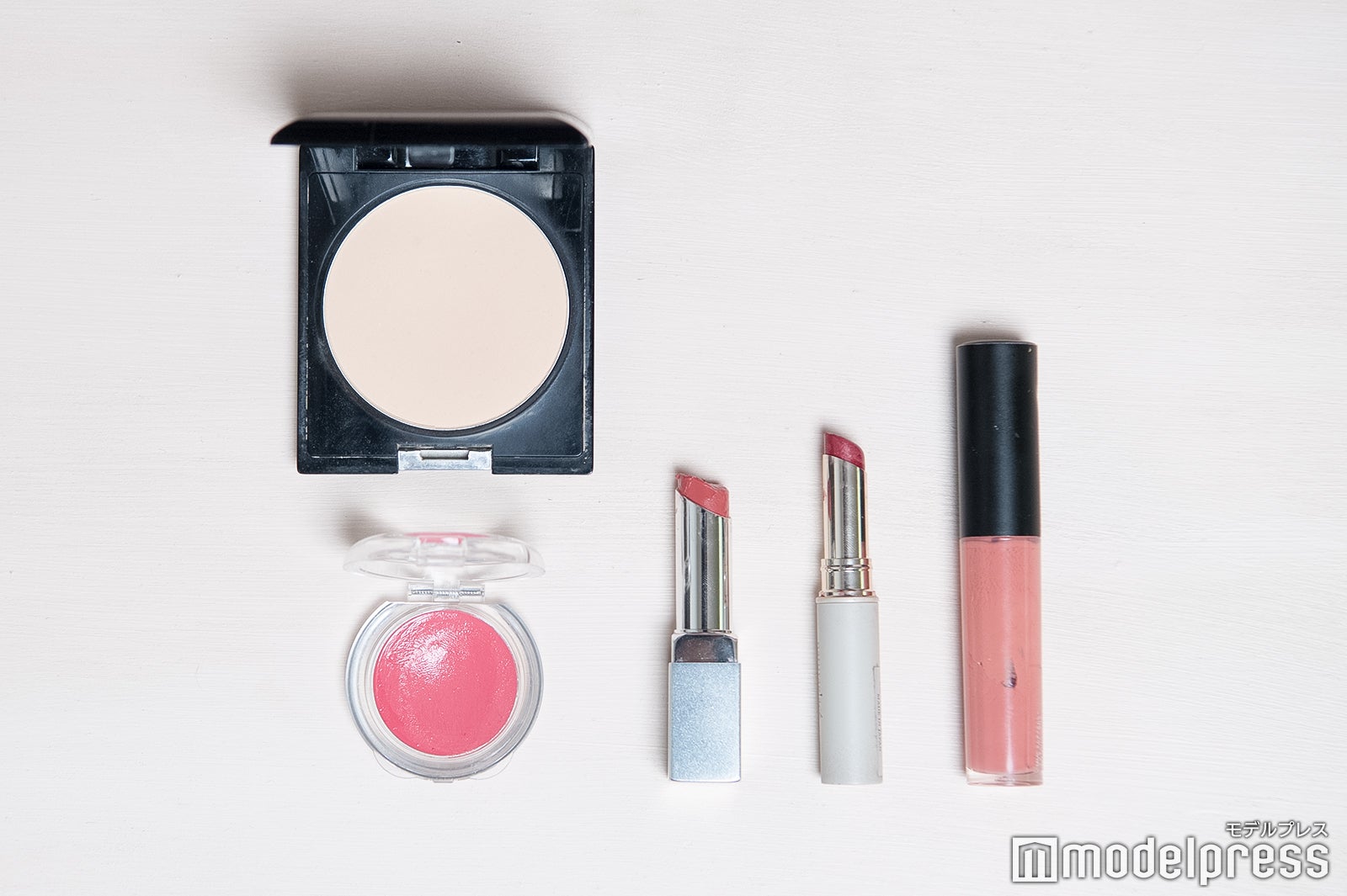 梅津弥英子アナウンサー、ポーチの中身は？（C）モデルプレス