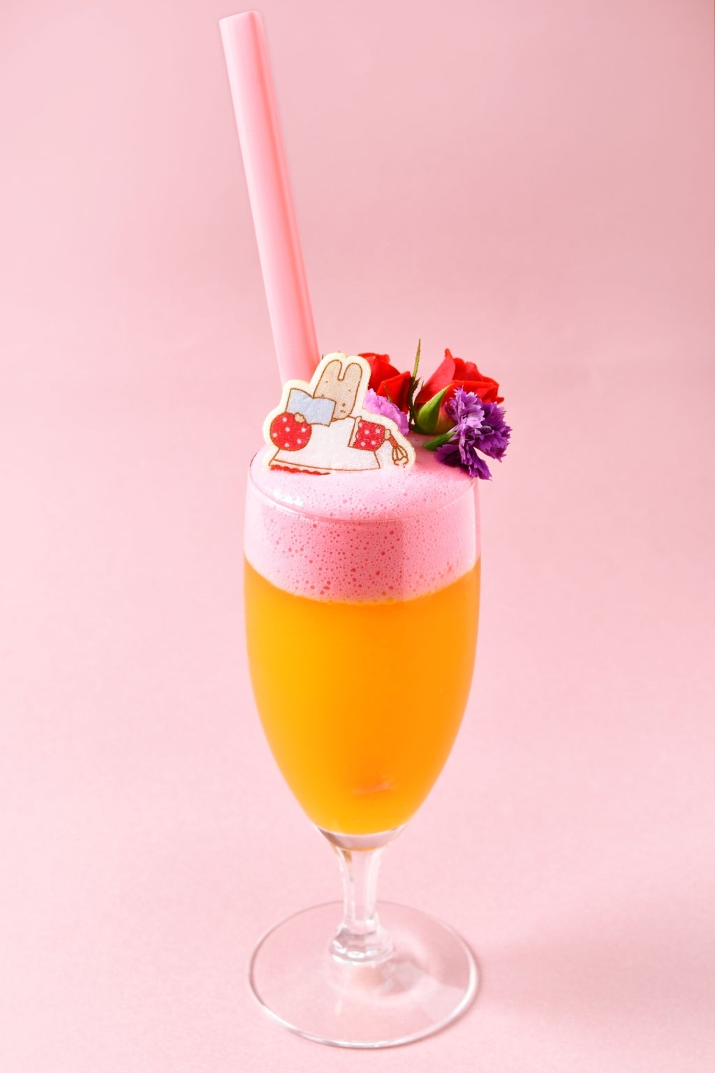 ピンクの泡あわ仕立てのサマーパッションドリンク972円（C）1985,2018 SANRIO CO.,LTD.