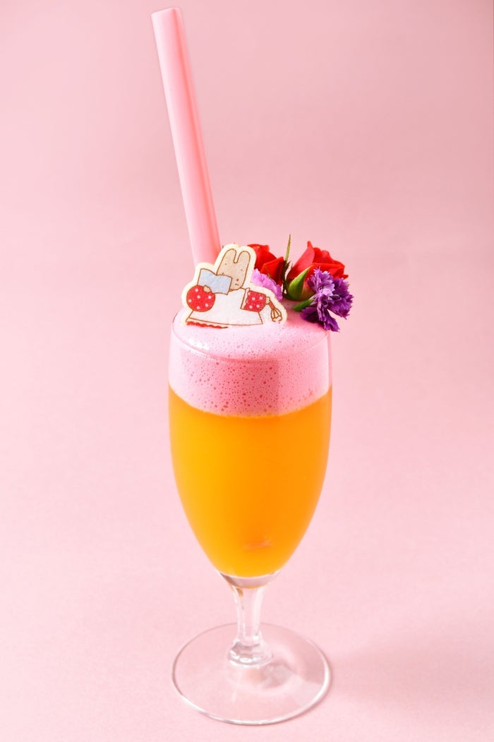 ピンクの泡あわ仕立てのサマーパッションドリンク972円（C）1985,2018 SANRIO CO.,LTD.