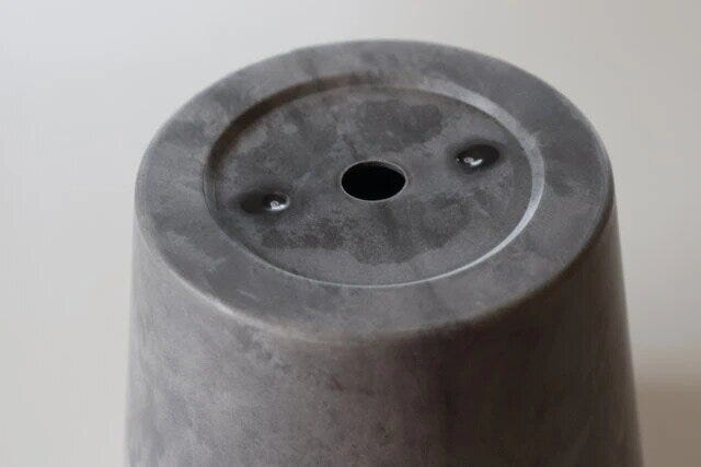 セリア　ストーン風プランター4号鉢　水抜き穴