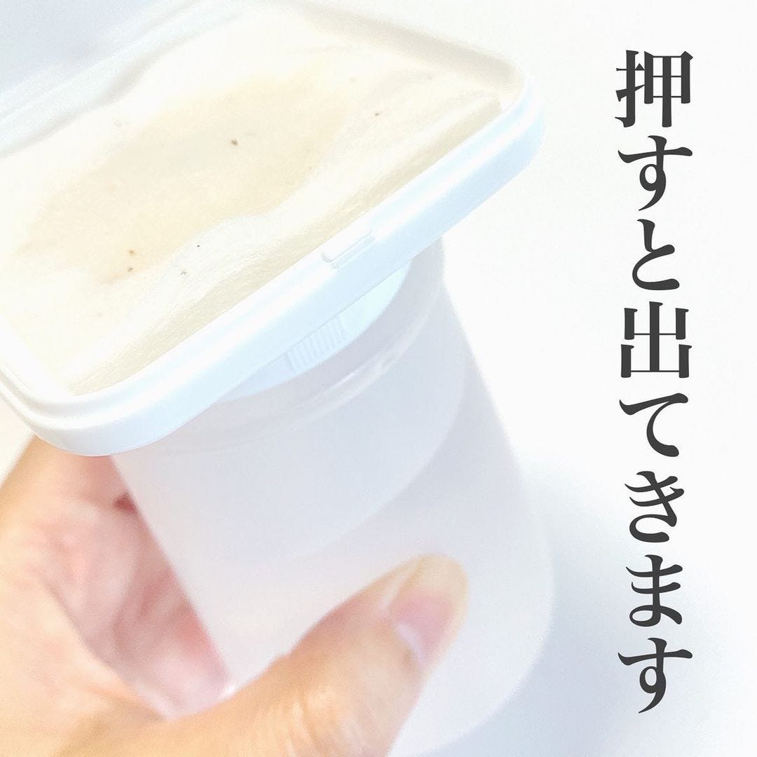 ダイソーの「ワンプッシュ化粧水ボトル」を使っている様子