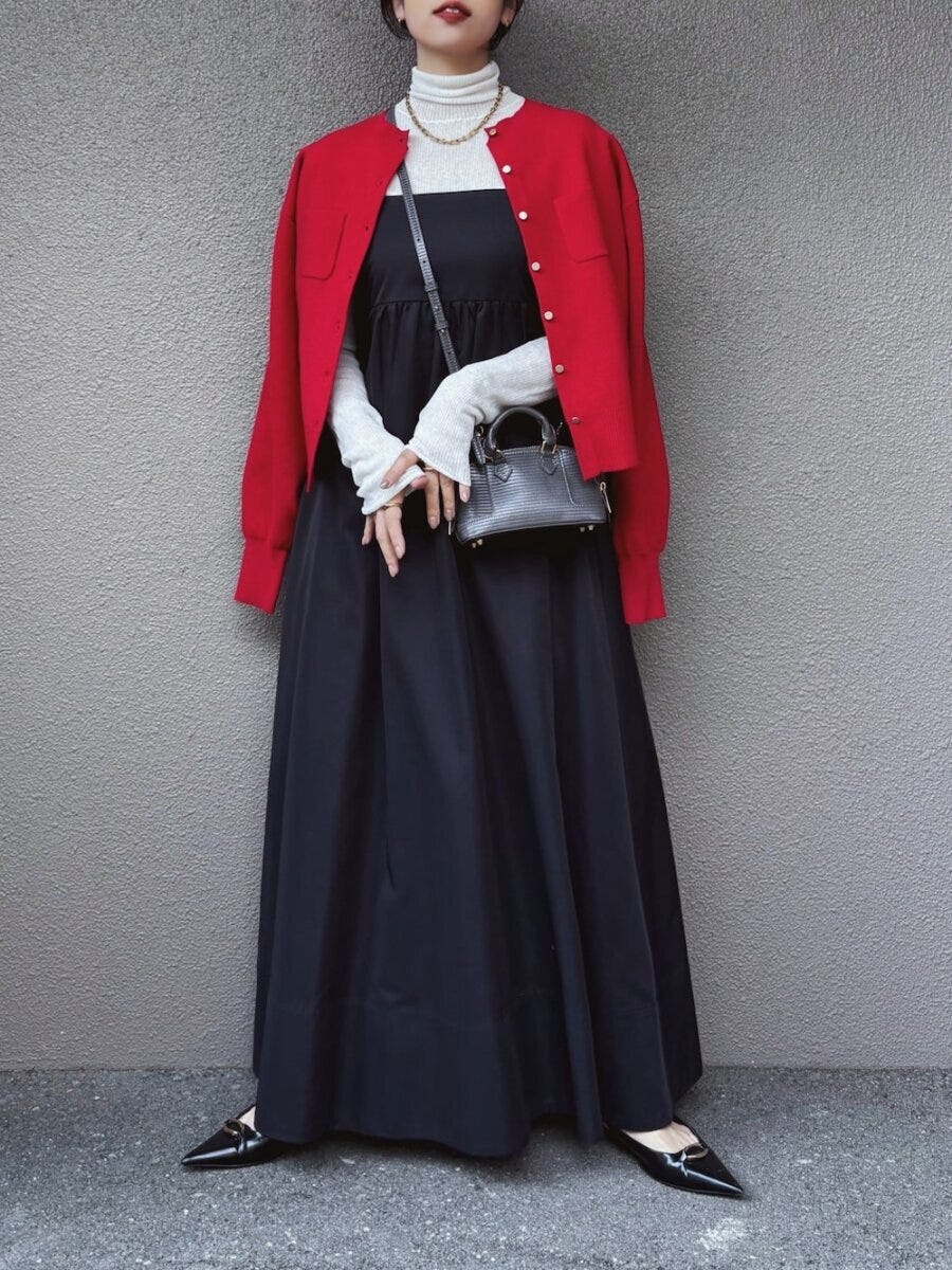 2026春大人女性おすすめカーディガン赤黒ワンピースコーデ