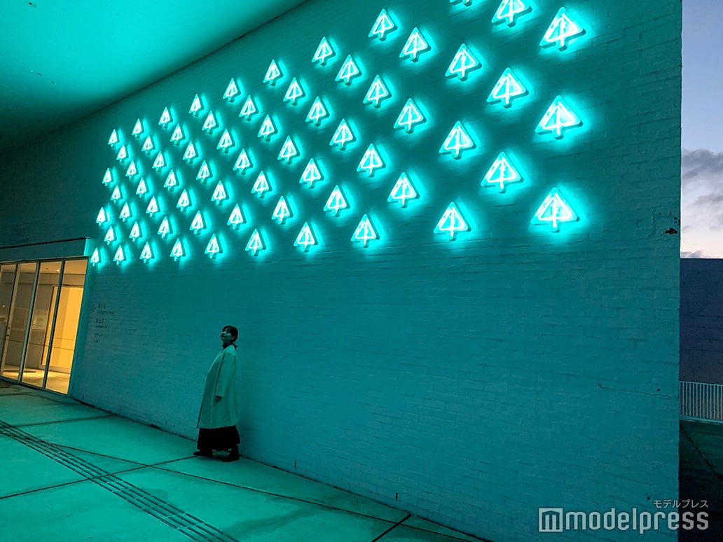  ネオンが灯ると幻想的な雰囲気に（C）モデルプレス