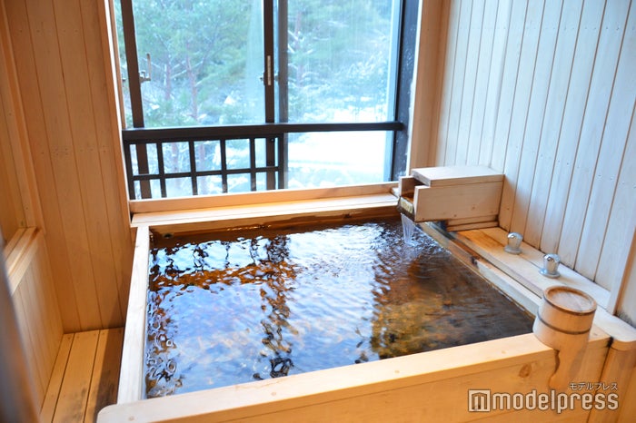 湯舟に浸かりながら森林浴気分(C)モデルプレス