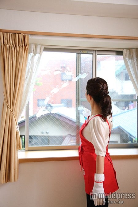 窓は洗剤をZ字にふきかけて