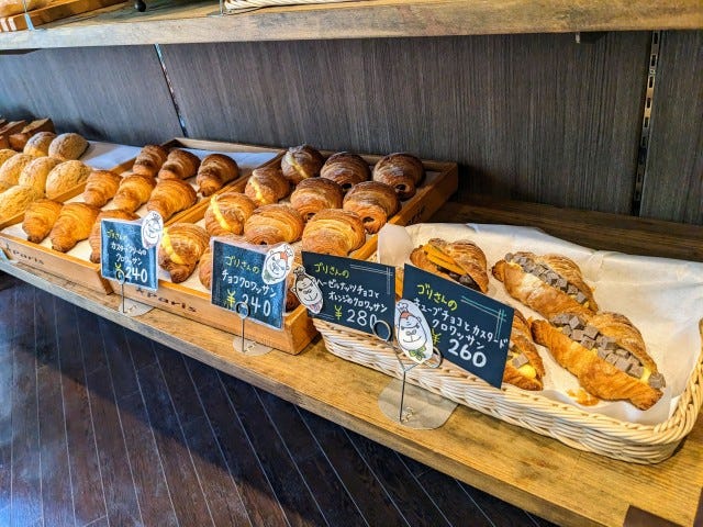 並ぶ数種類のクロワッサン