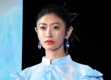 「ヘアはご愛嬌…w」山田優がスーパーサイヤ人に？！逆立つ金髪スタイルで完璧コーデ SNS絶賛「強風の中優ちゃんの笑顔が好き」