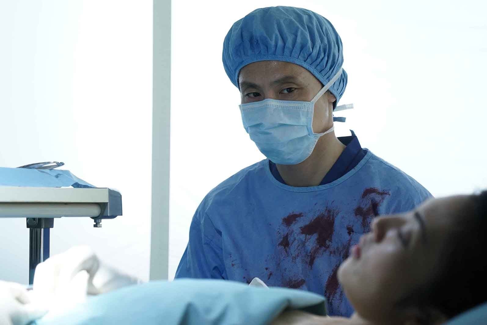 田中麗奈がセルフオペのシーンに挑戦（画像提供：東海テレビ放送）