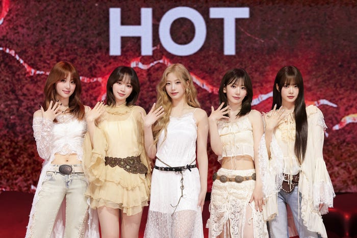 HUH YUNJIN、KIM CHAEWON、KAZUHA、SAKURA、HONG EUNCHAE(P)&(C)SOURCE MUSIC