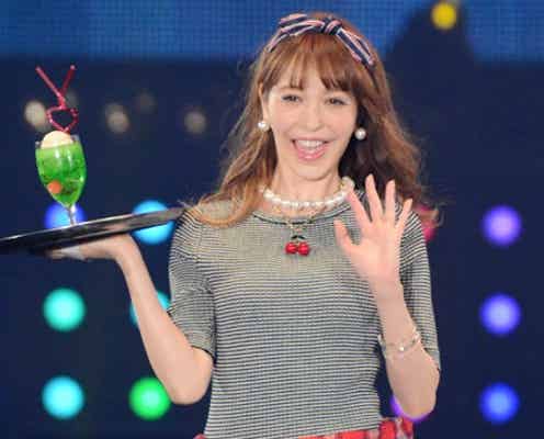 藤井リナ、キュートなウェイトレスに扮して美脚チラ見せ